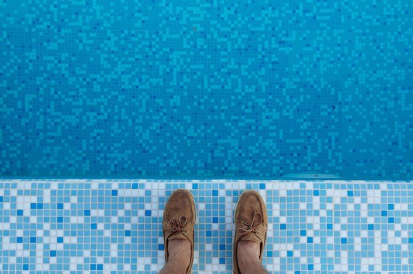 Quels sont les critères pour choisir un système d'évacuation des eaux pluviales et de remplissage automatique pour piscine?